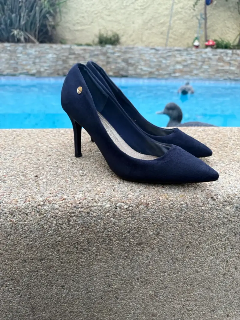 Zapatos de tacón azul oscuro