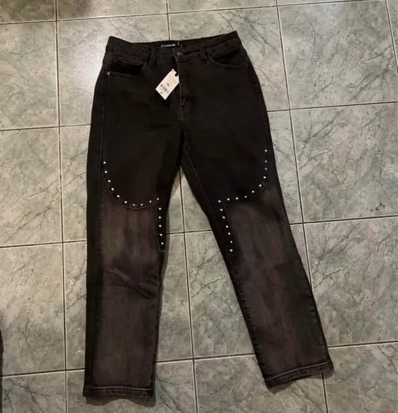 Jeans negros con tachas raindoor