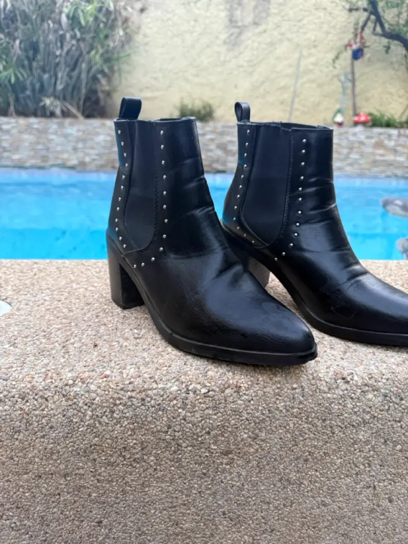 Botines de cuero negro con tachas