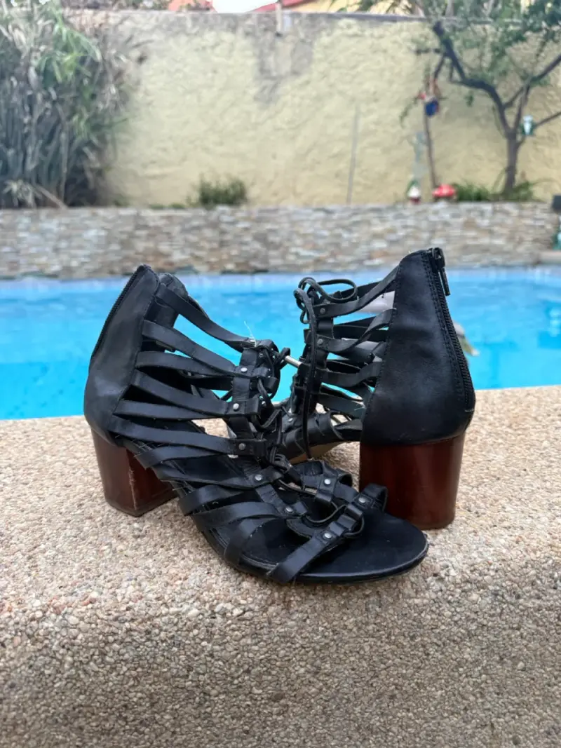Sandalias negras de tacón alto