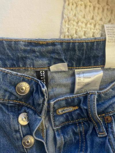 Jeans H&M ,azules con botones dorados - miniatura 1