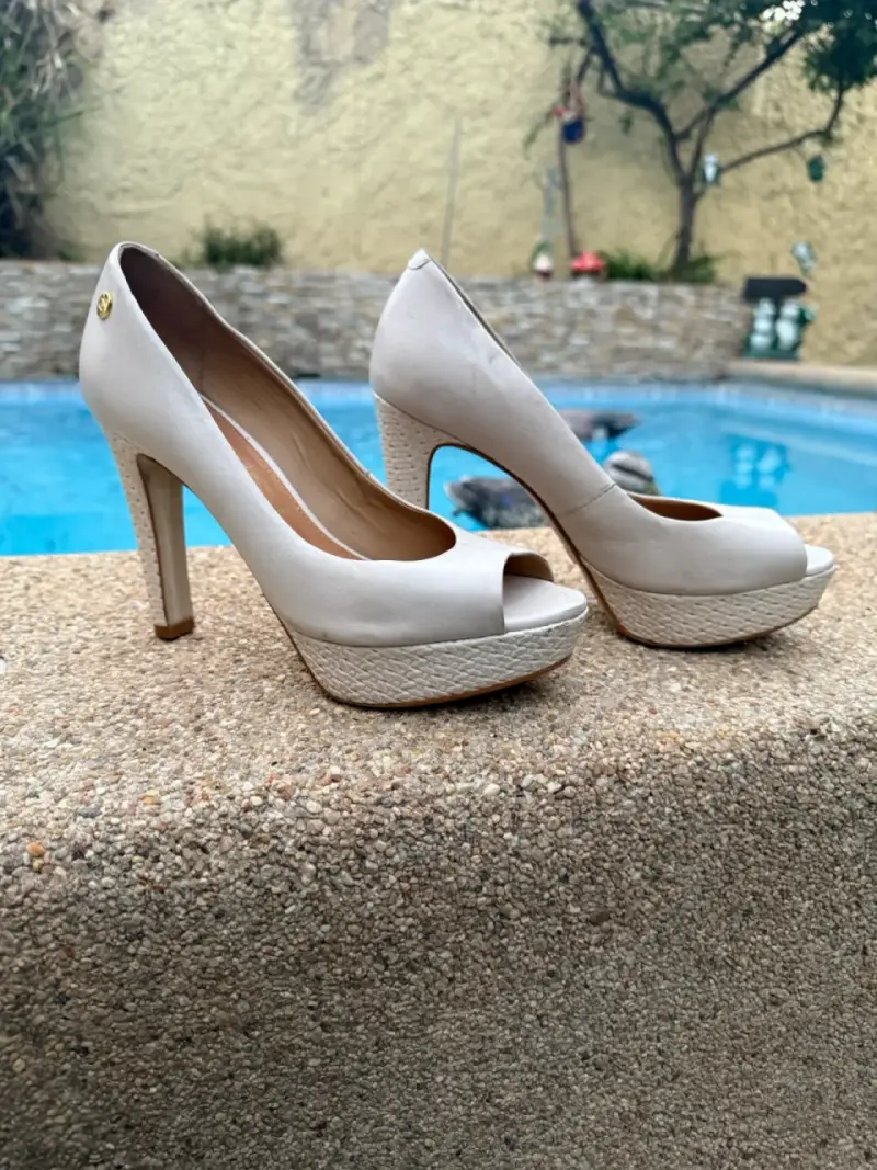 Tacones beige con plataforma