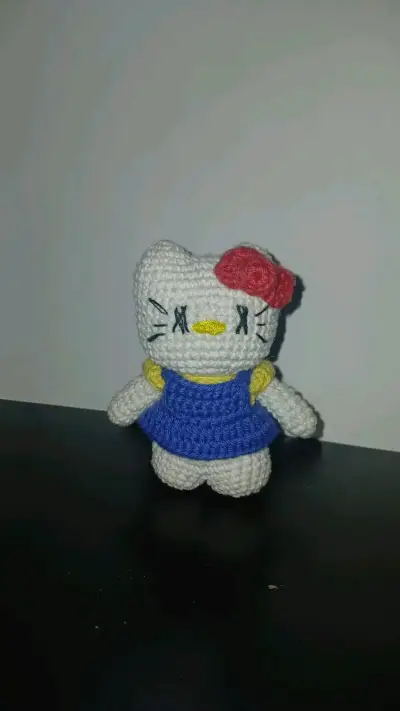Muñeco tejido Hello Kitty - miniatura 1