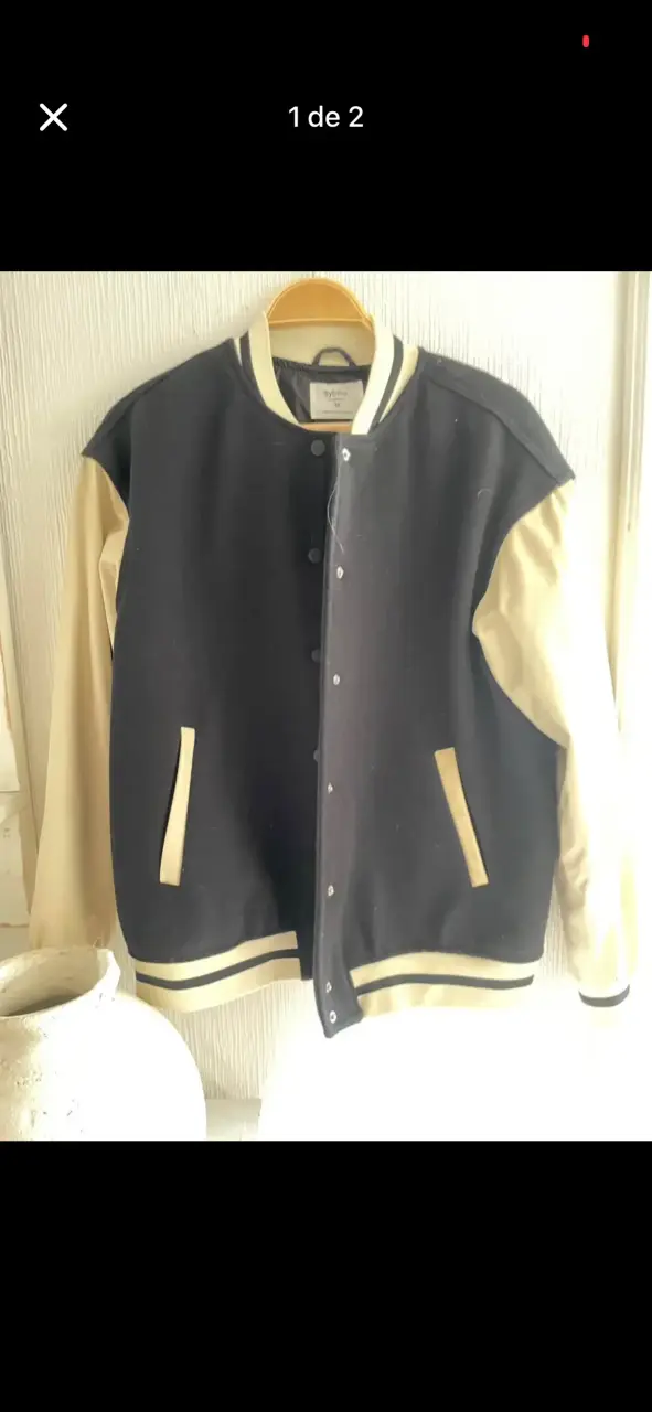 Chaqueta varsity negro y beige