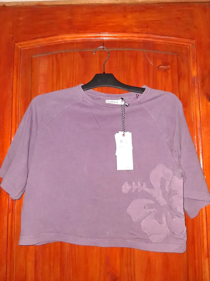 Polera lila con flor