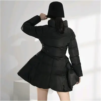 Chaqueta hinchada negra con capucha - miniatura 3