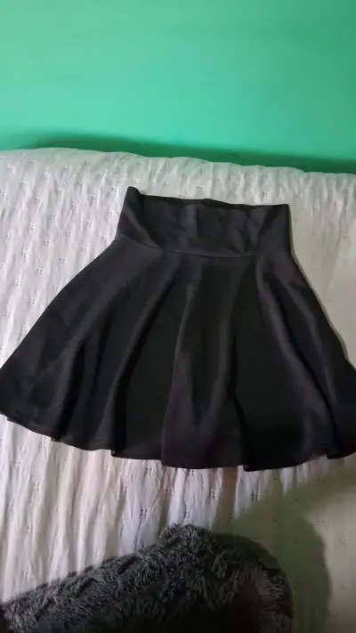 Falda negra acampanada - miniatura 1