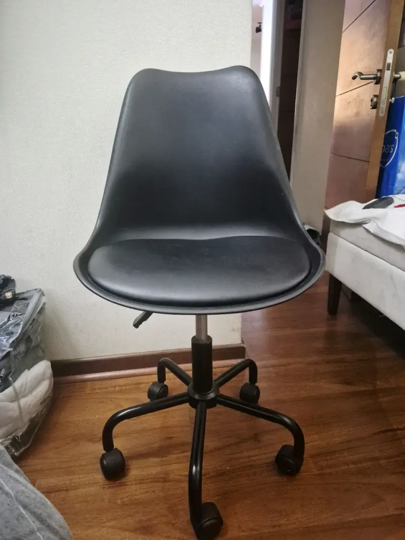 Silla oficina negra con ruedas