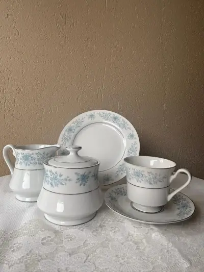 Set de té de porcelana floral - miniatura 1
