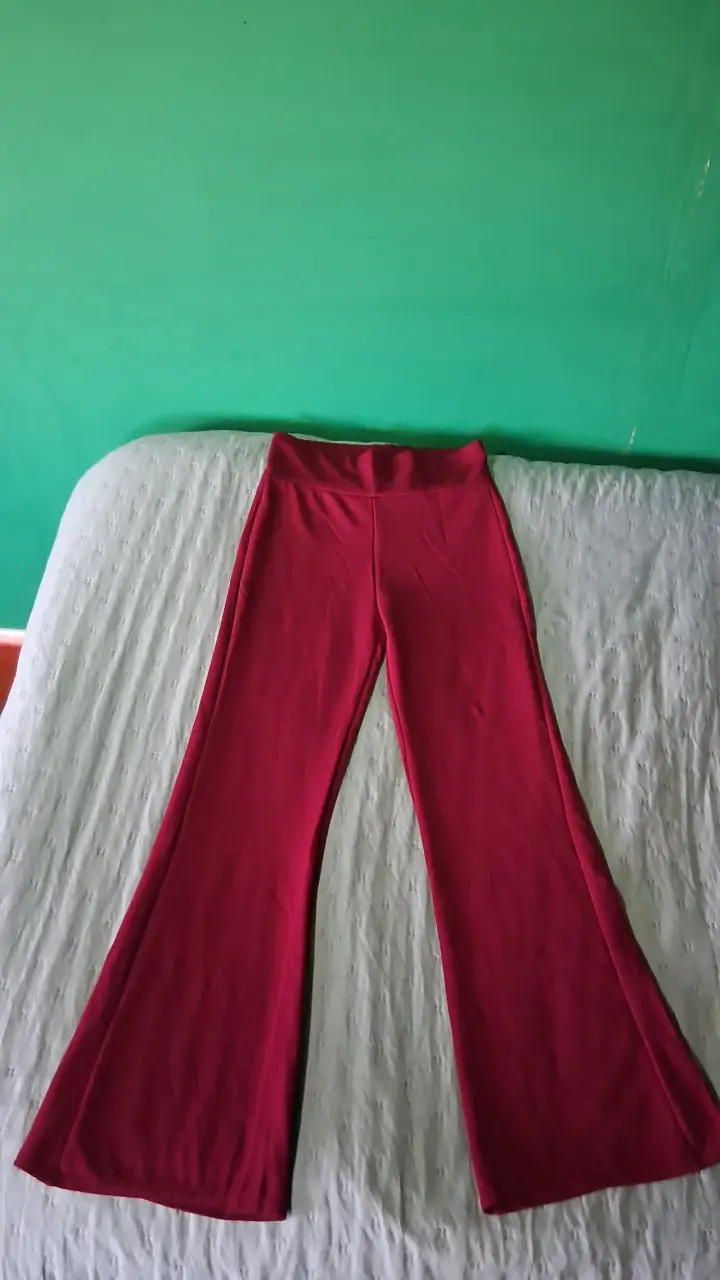 Pantalones rojos acampanados