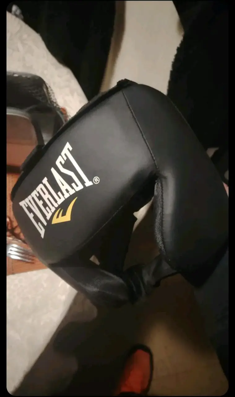 Casco protector Everlast negro mas guantes boxeo