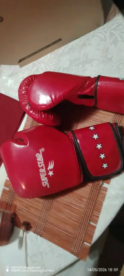 Casco protector Everlast negro mas guantes boxeo - miniatura 3