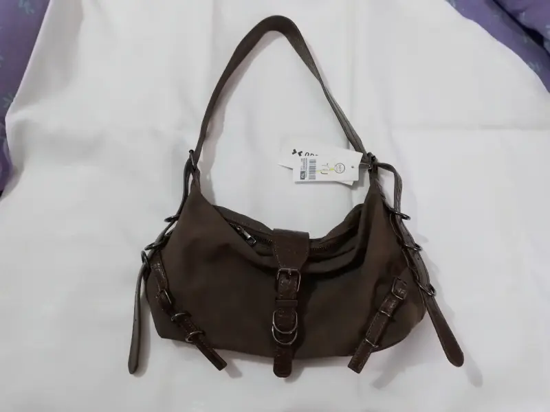 Bolso marrón con hebillas - 1