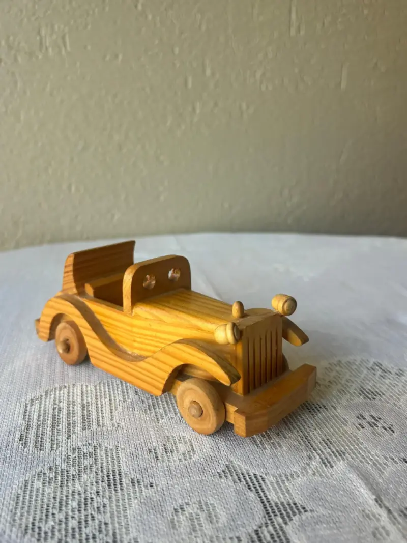 Auto de juguete de madera