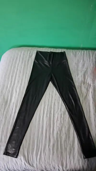 Leggings negros de cuero sintético - miniatura 2