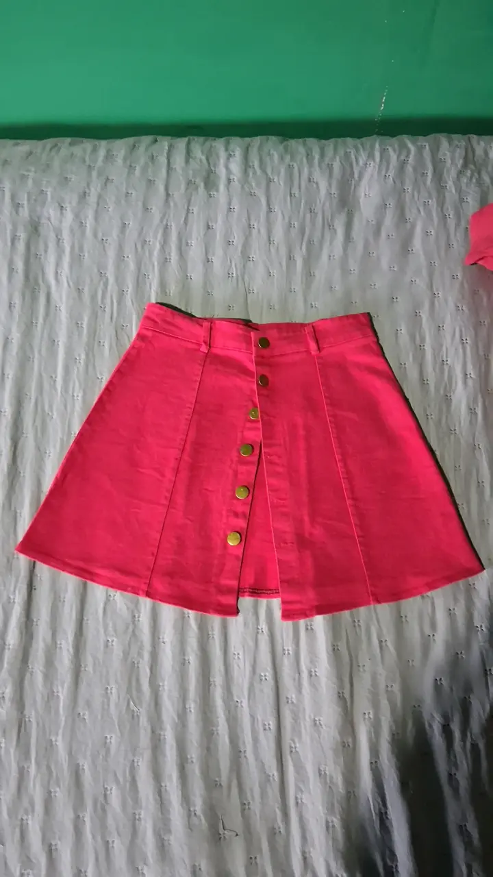 Falda corta rosa con botones