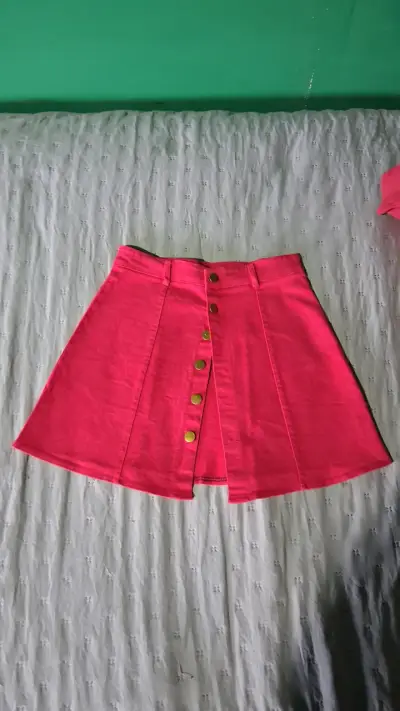 Falda corta rosa con botones - miniatura 1