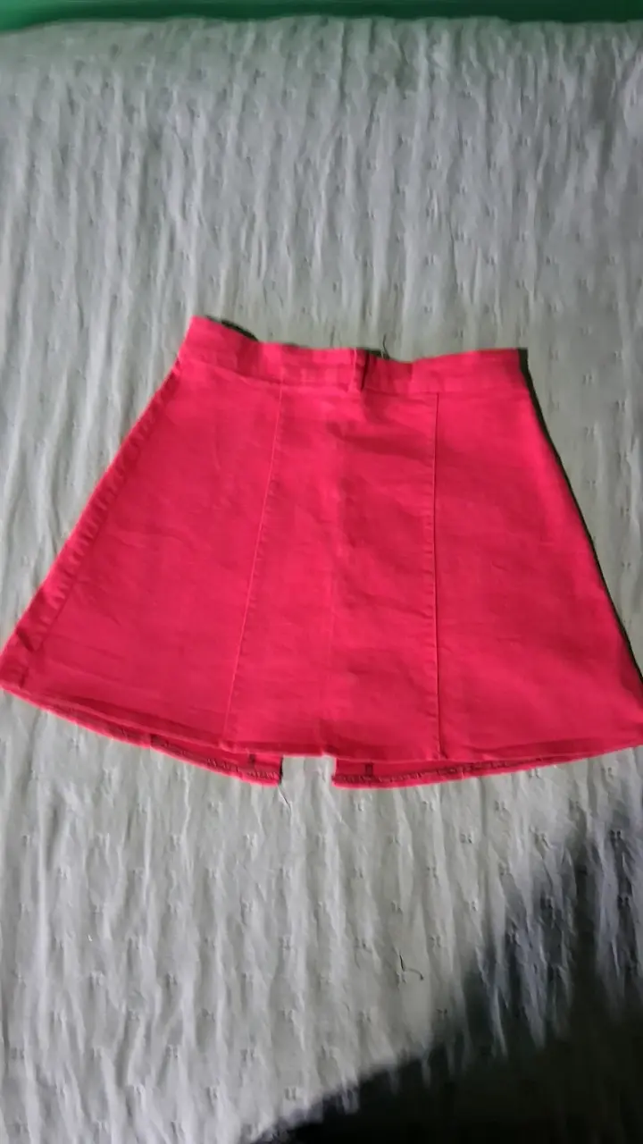 Falda corta rosa con botones - 2