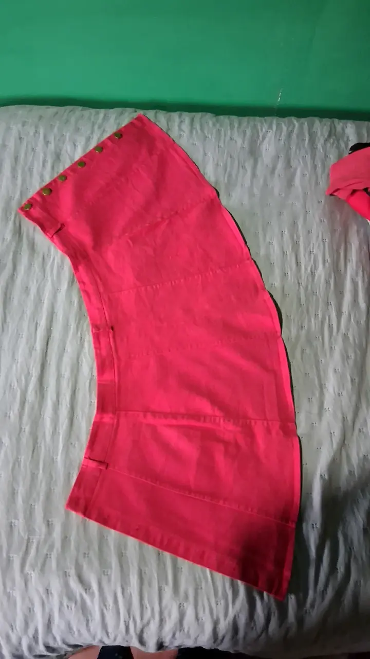 Falda corta rosa con botones - 3