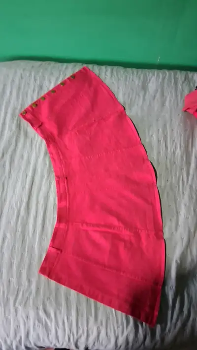 Falda corta rosa con botones - miniatura 4