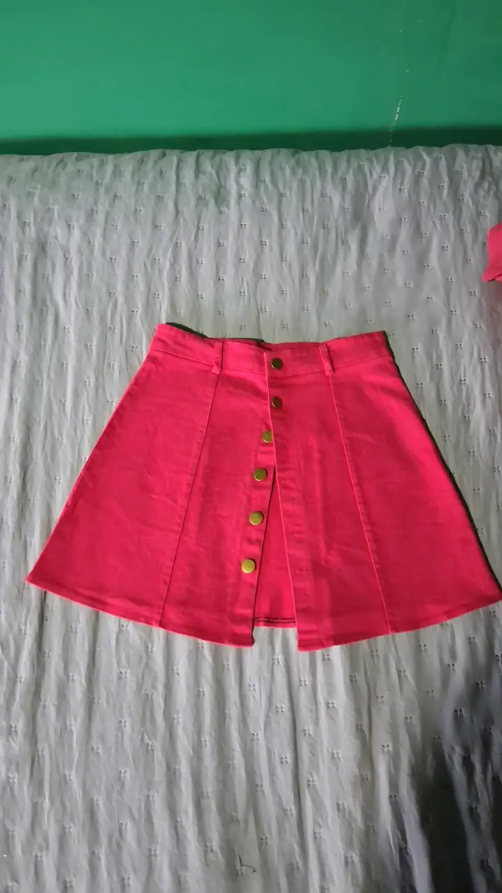 Falda corta rosa con botones - 5