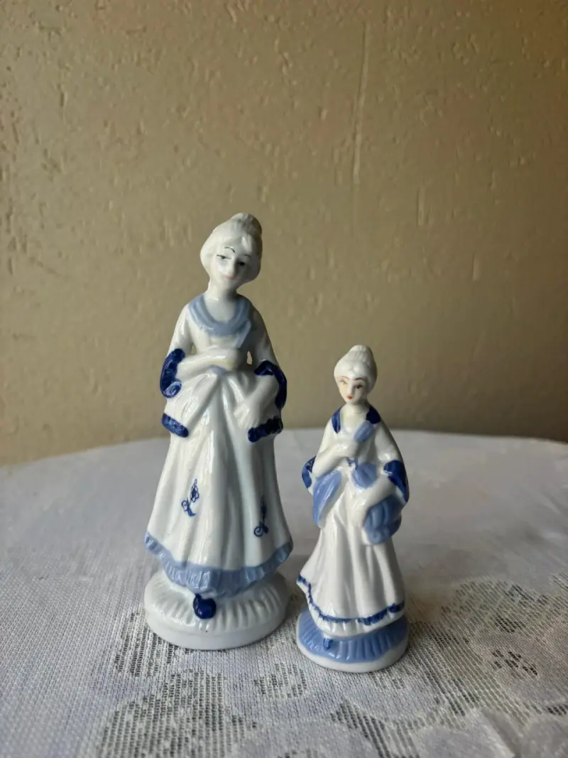 Figuras de porcelana azul y blanca