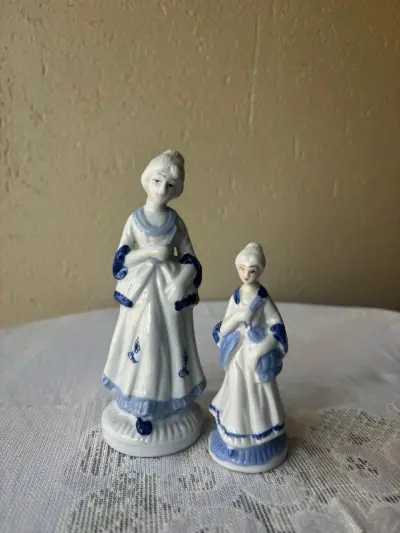 Figuras de porcelana azul y blanca - miniatura 1