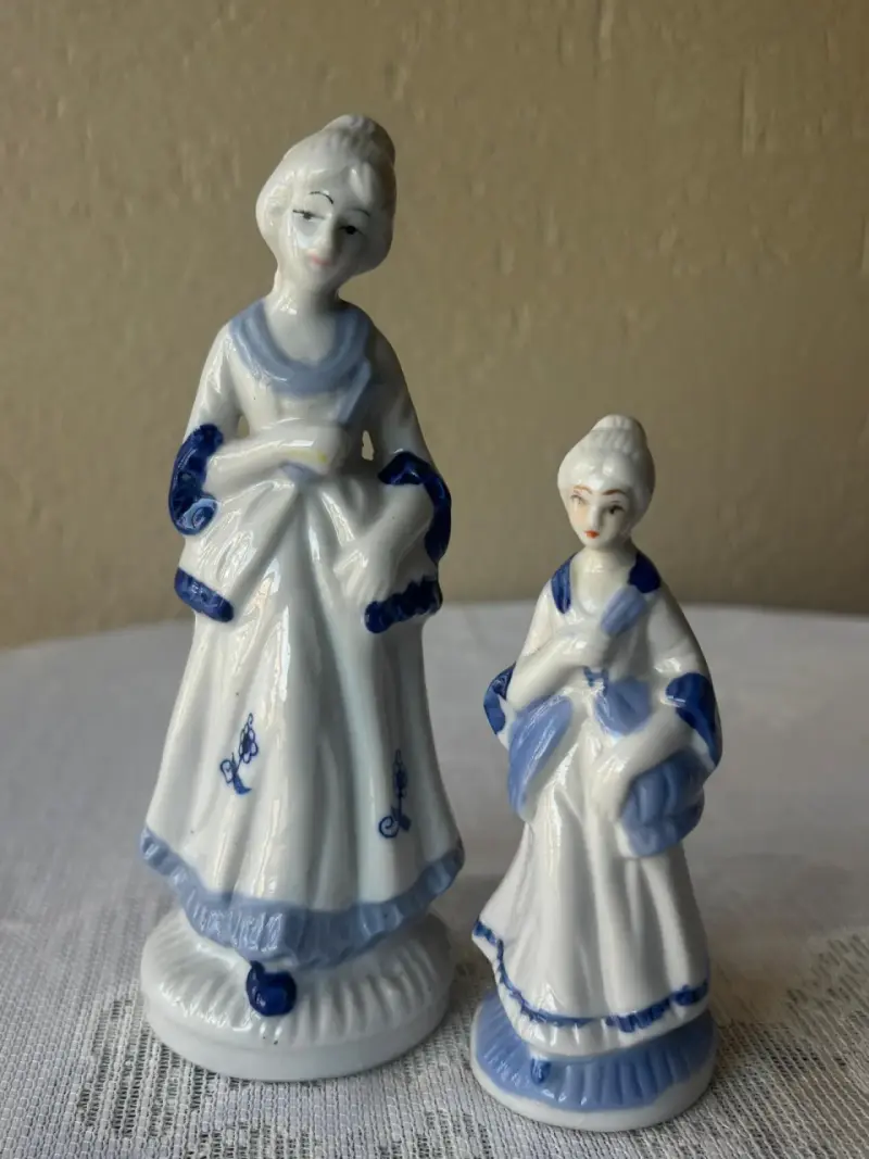 Figuras de porcelana azul y blanca - 2