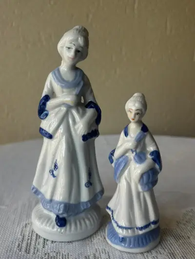 Figuras de porcelana azul y blanca - miniatura 2