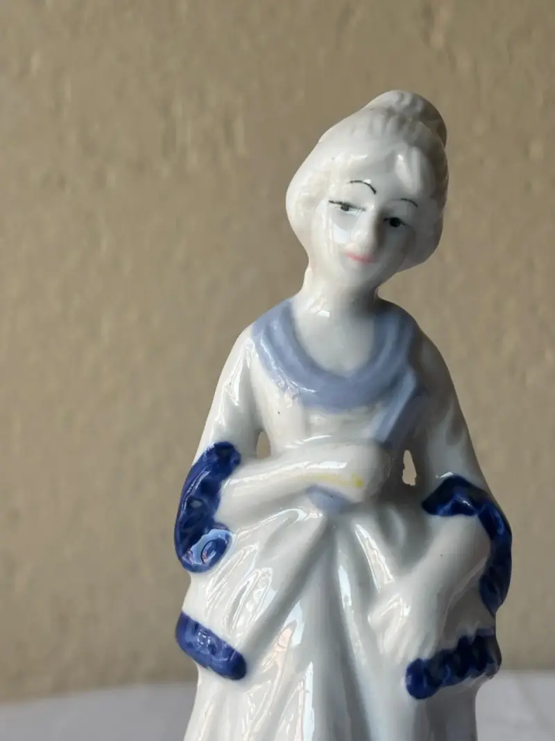 Figuras de porcelana azul y blanca - 3