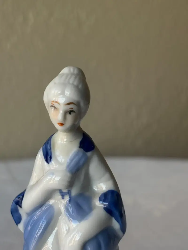 Figuras de porcelana azul y blanca - 4