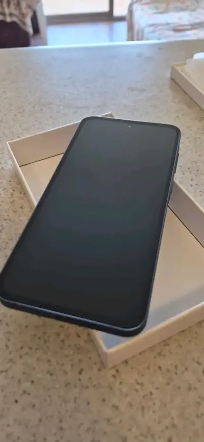 Smartphone en caja original - miniatura 1