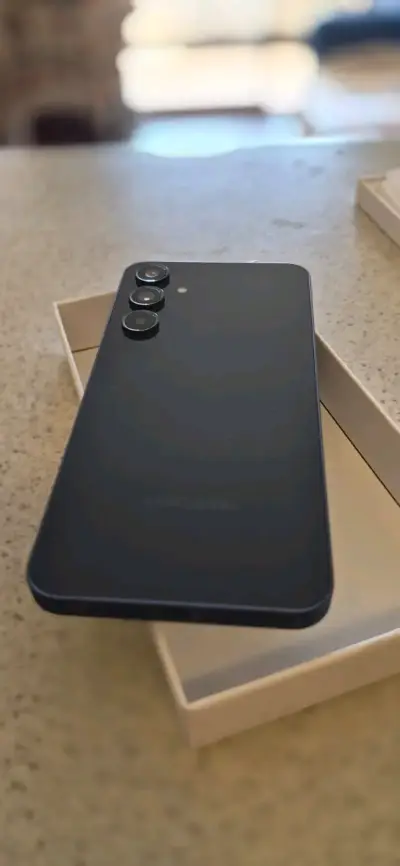 Smartphone en caja original - miniatura 2