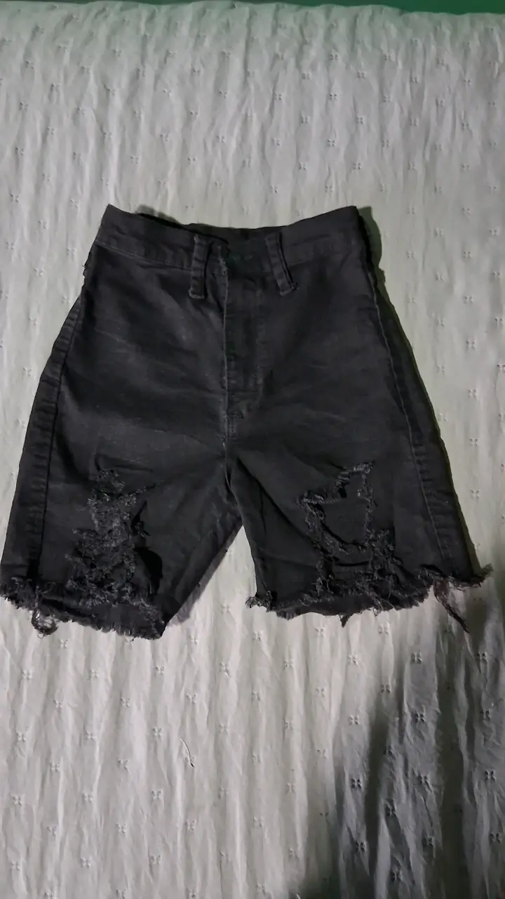 Shorts de jeans negros rotos
