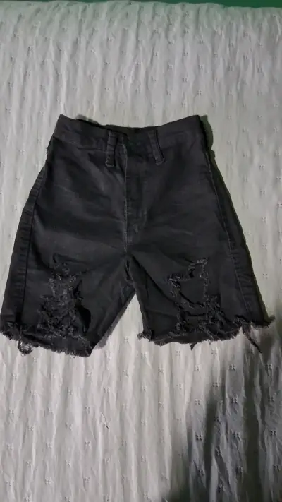 Shorts de jeans negros rotos - miniatura 1