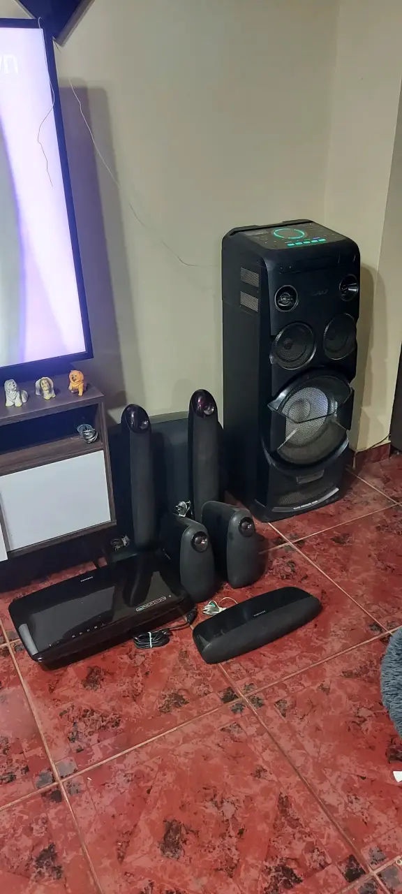 Sistema de parlantes de sonido envolvente - 1