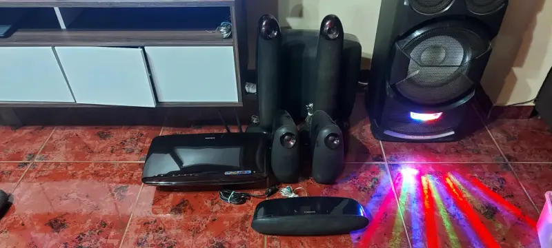 Sistema de parlantes de sonido envolvente - 3