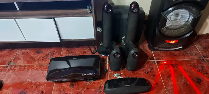 Sistema de parlantes de sonido envolvente - 5