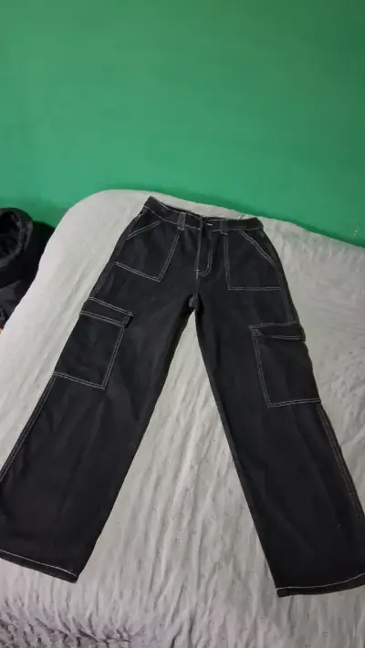 Pantalones negros cargo - miniatura 3