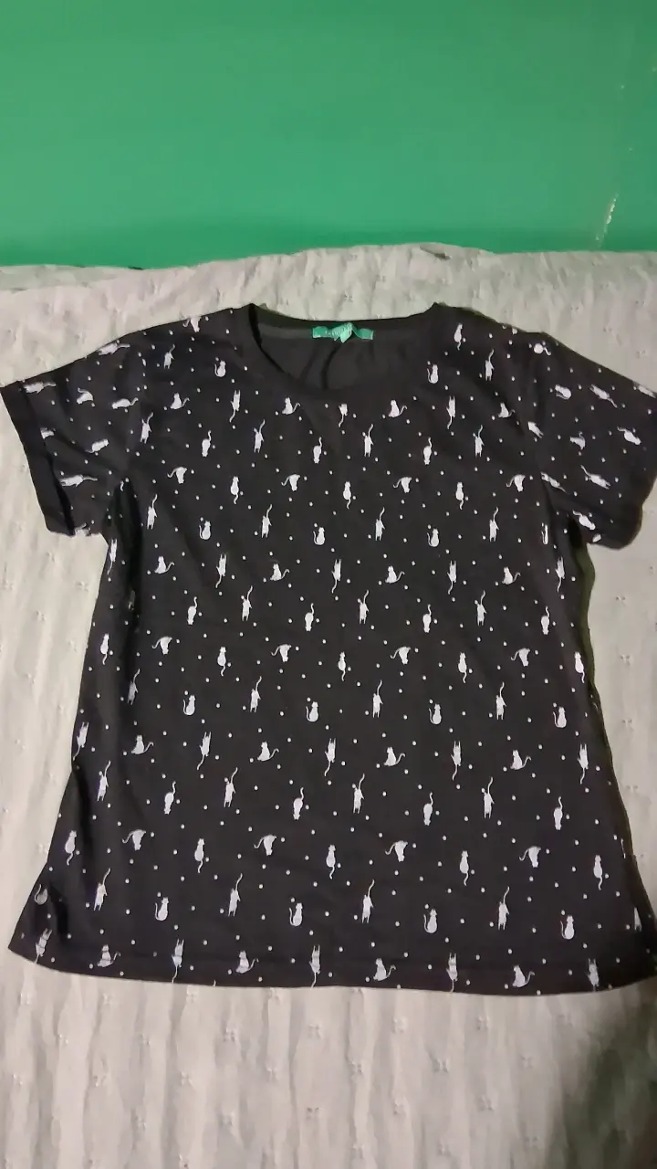 Polera negra estampada
