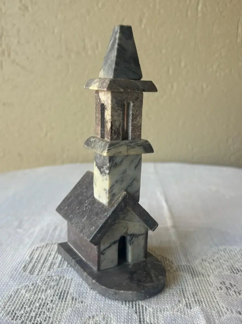 Figurita iglesia tallada en piedra