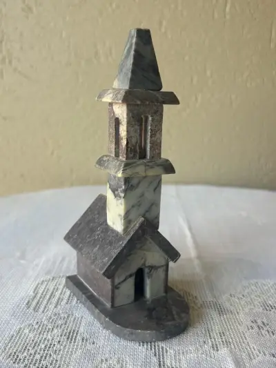 Figurita iglesia tallada en piedra - miniatura 1