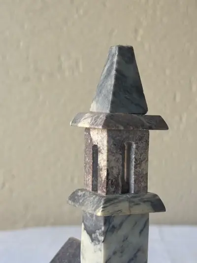 Figurita iglesia tallada en piedra - miniatura 2
