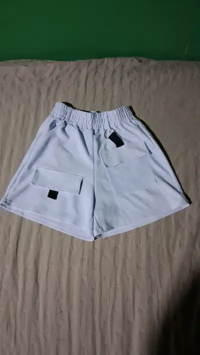 Shorts deportivos grises - miniatura 1