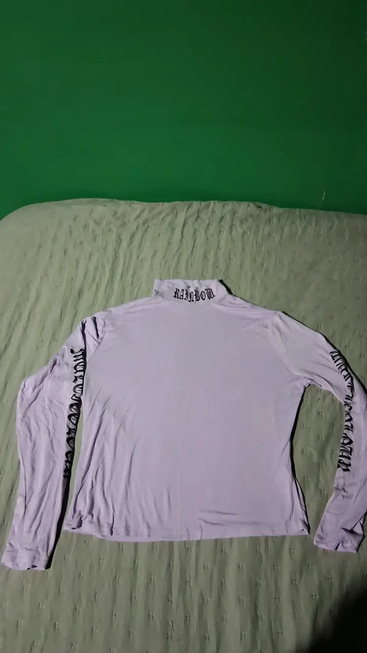 Polera cuello alto lila con diseño