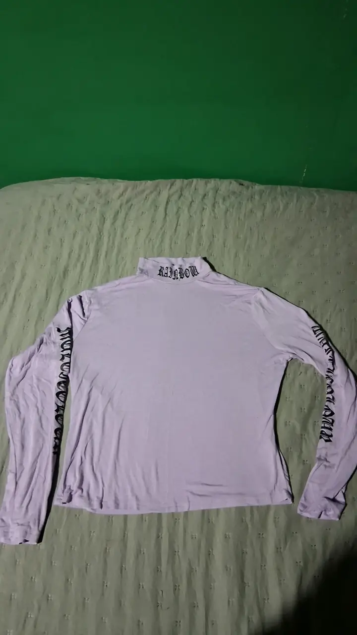 Polera cuello alto lila con diseño - 2