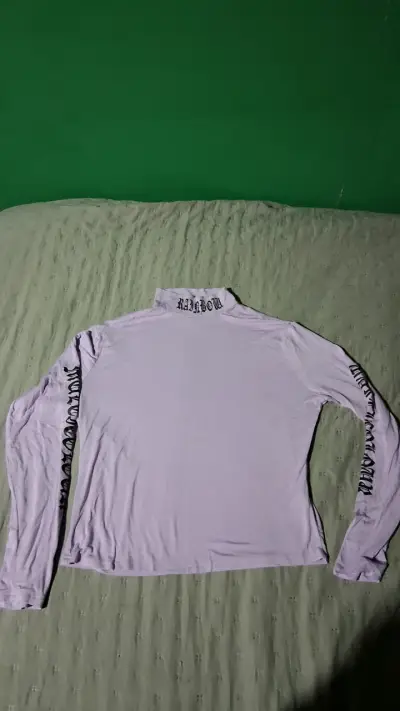 Polera cuello alto lila con diseño - miniatura 2