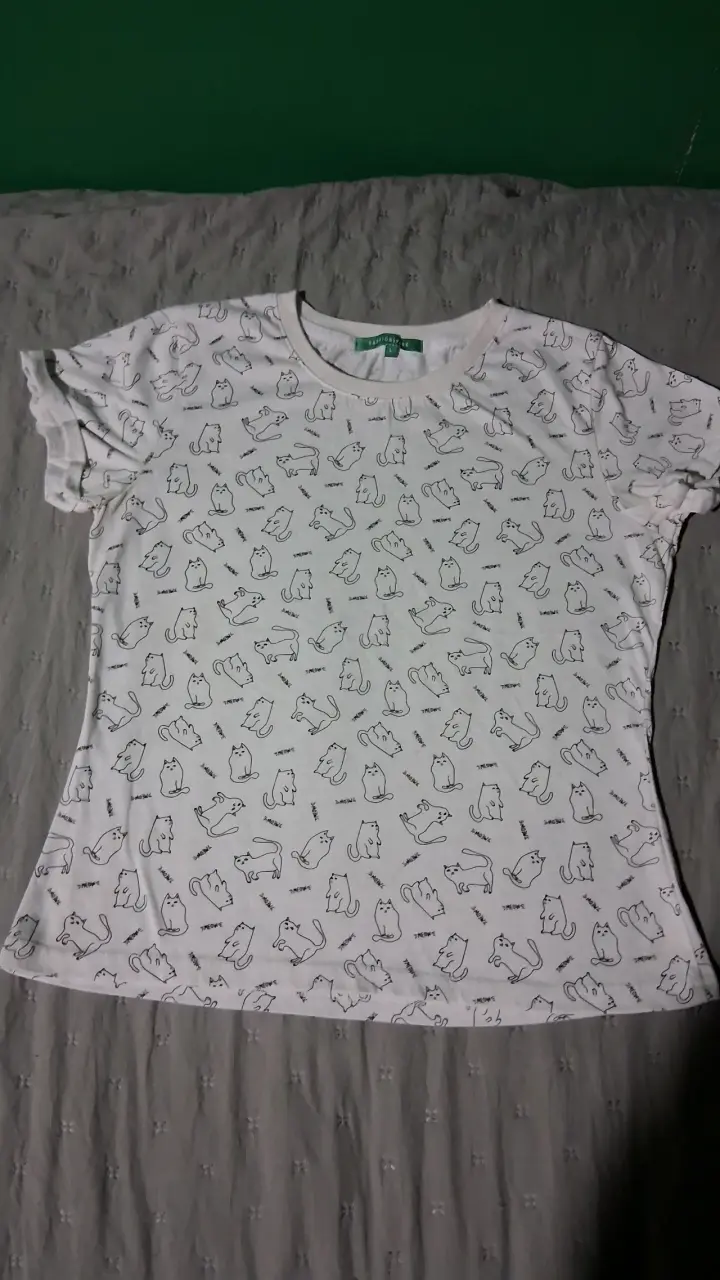 Polera blanca estampado gatos