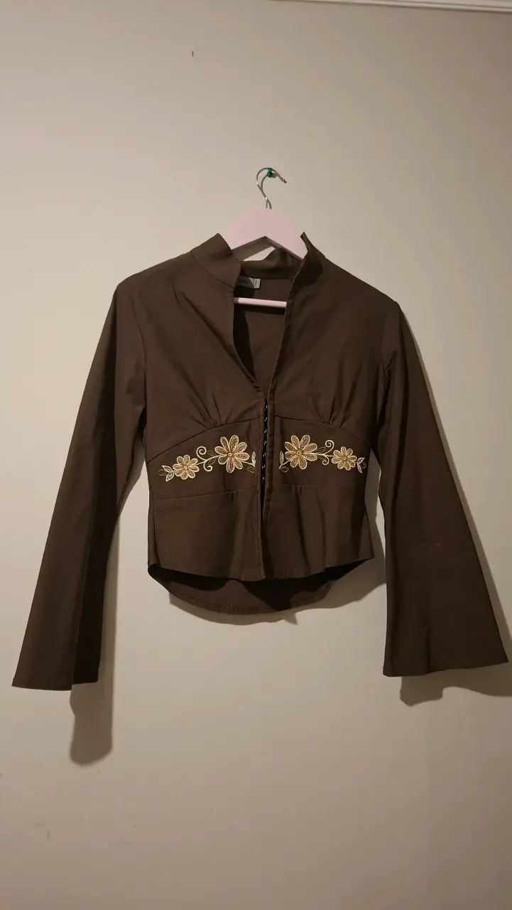 Chaqueta marrón con bordado floral S-M