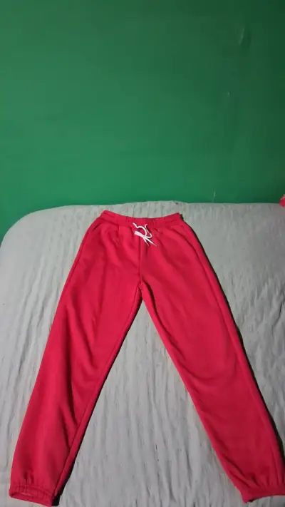 Pantalones deportivos rojos - miniatura 1